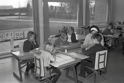811131 Afbeelding van enkele kinderen in de leslokaal van de Mytylschool (school voor lichamelijk en meervoudig ...